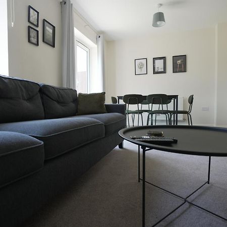 Spacious 4 Bedroom, Perfect For Contractors, Families, Private Parking Royal Wootton Bassett Buitenkant foto