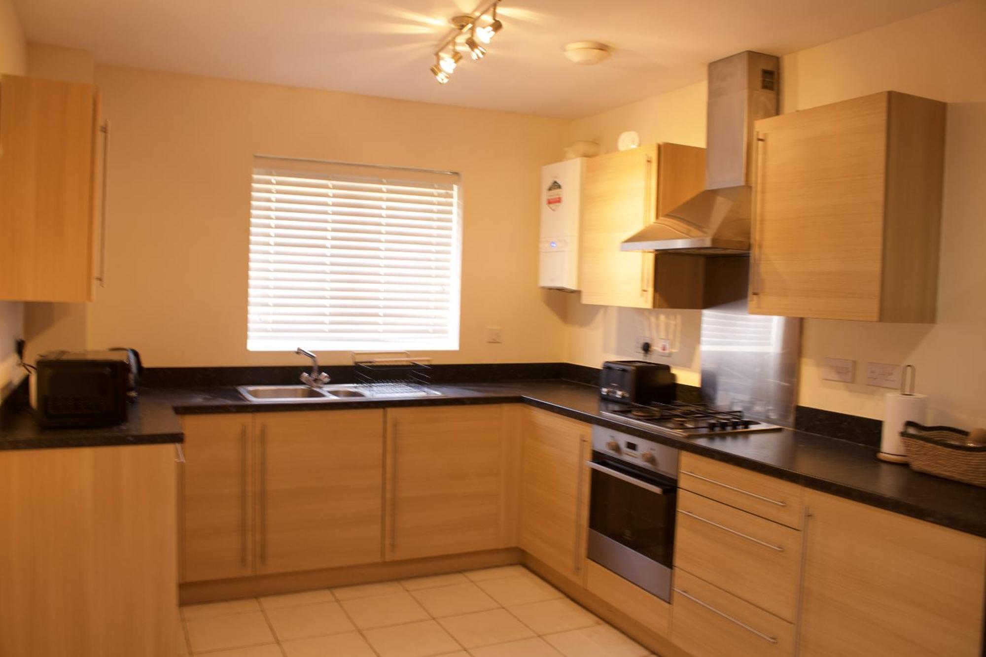 Spacious 4 Bedroom, Perfect For Contractors, Families, Private Parking Royal Wootton Bassett Buitenkant foto