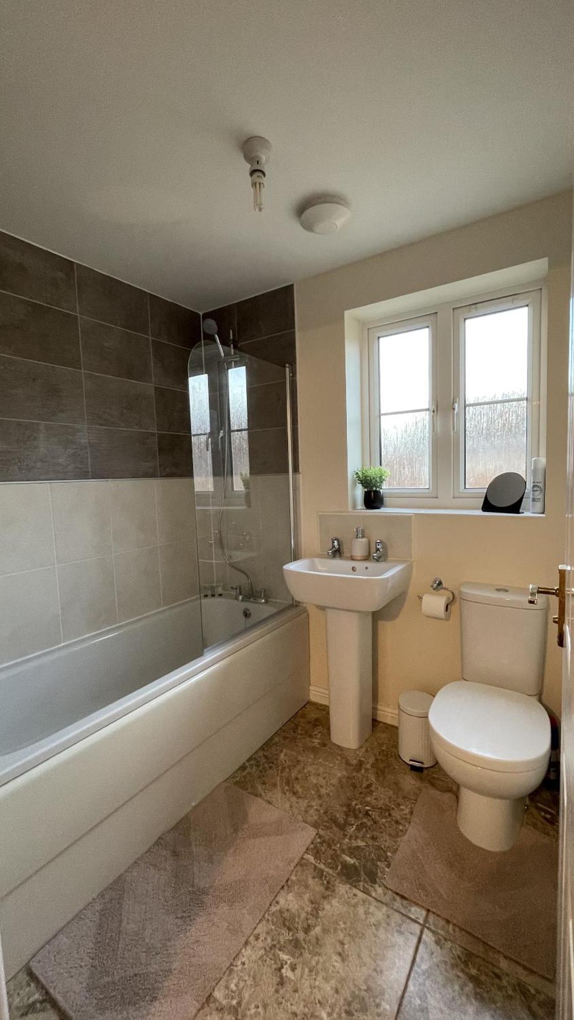 Spacious 4 Bedroom, Perfect For Contractors, Families, Private Parking Royal Wootton Bassett Buitenkant foto