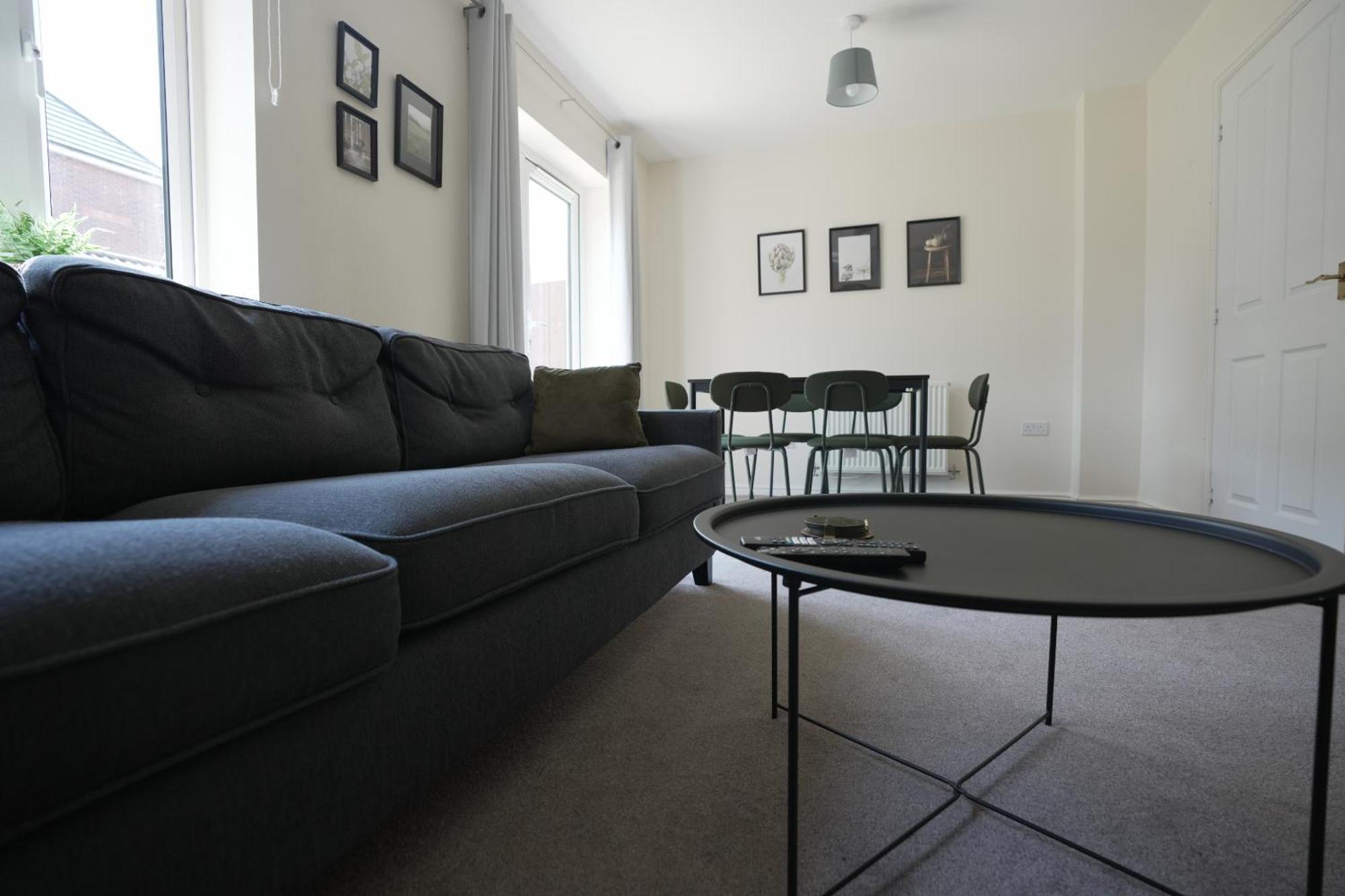 Spacious 4 Bedroom, Perfect For Contractors, Families, Private Parking Royal Wootton Bassett Buitenkant foto