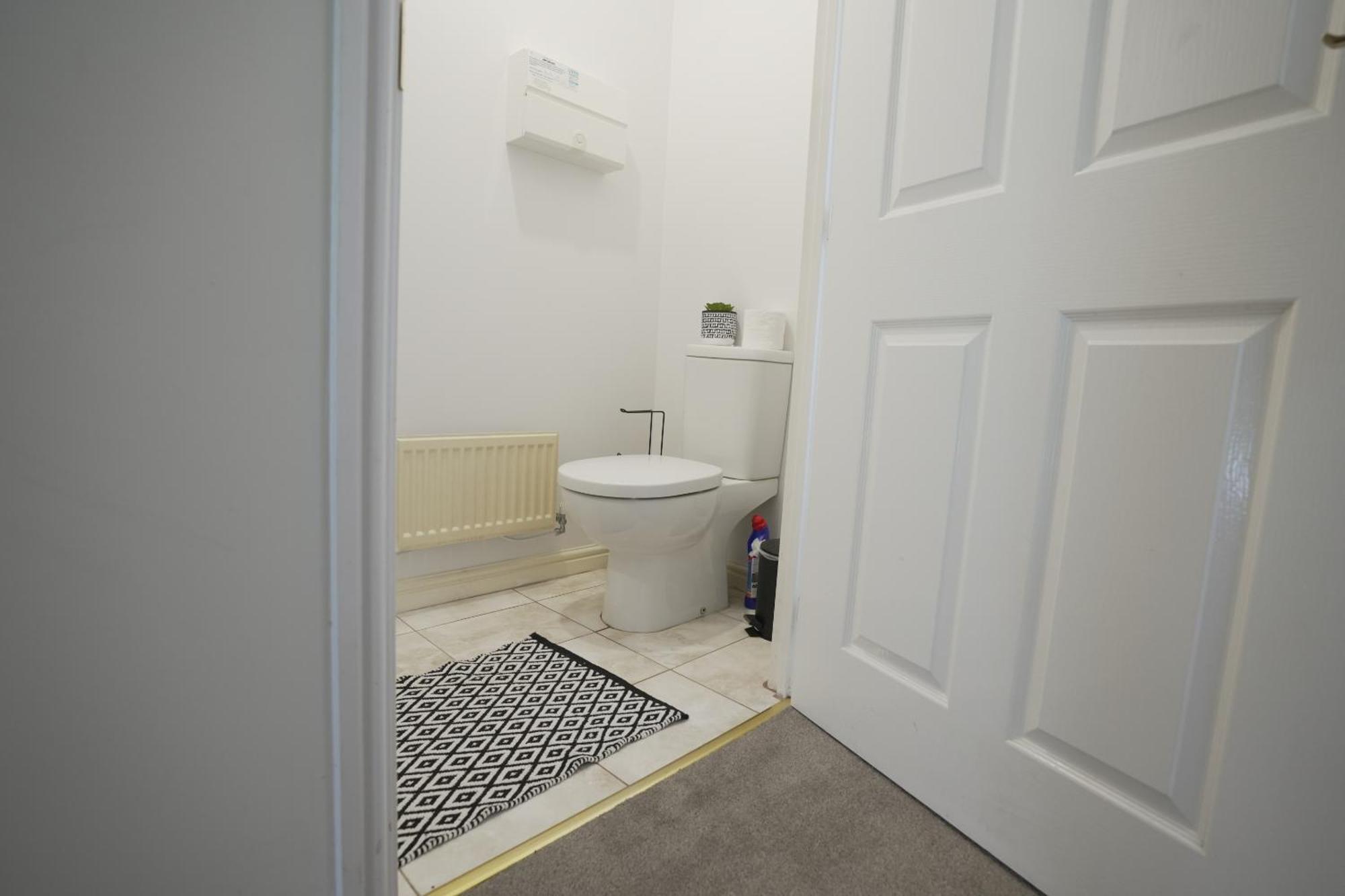 Spacious 4 Bedroom, Perfect For Contractors, Families, Private Parking Royal Wootton Bassett Buitenkant foto