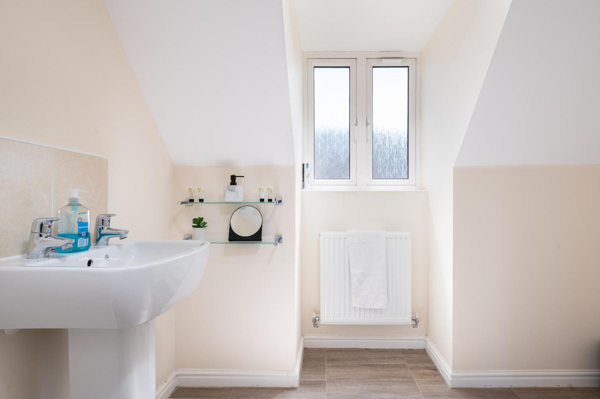 Spacious 4 Bedroom, Perfect For Contractors, Families, Private Parking Royal Wootton Bassett Buitenkant foto