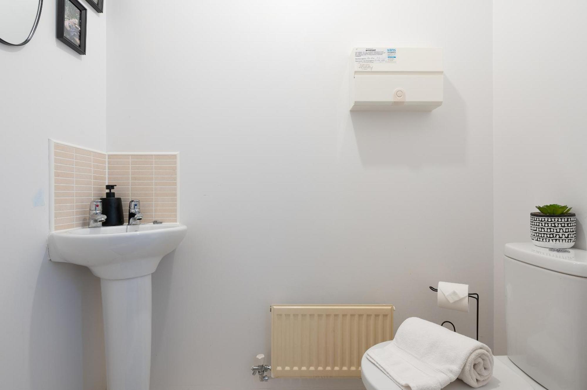 Spacious 4 Bedroom, Perfect For Contractors, Families, Private Parking Royal Wootton Bassett Buitenkant foto
