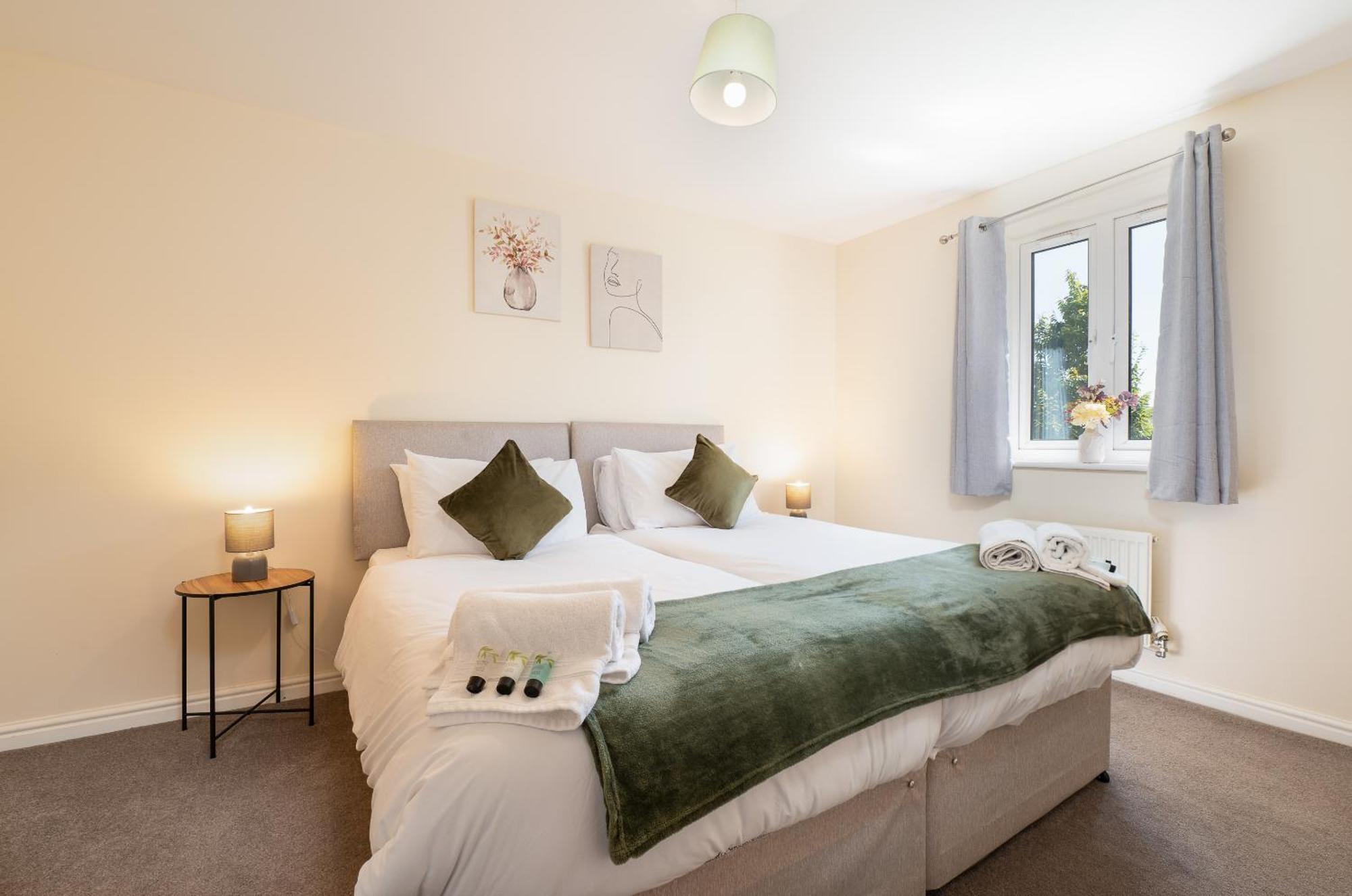 Spacious 4 Bedroom, Perfect For Contractors, Families, Private Parking Royal Wootton Bassett Buitenkant foto