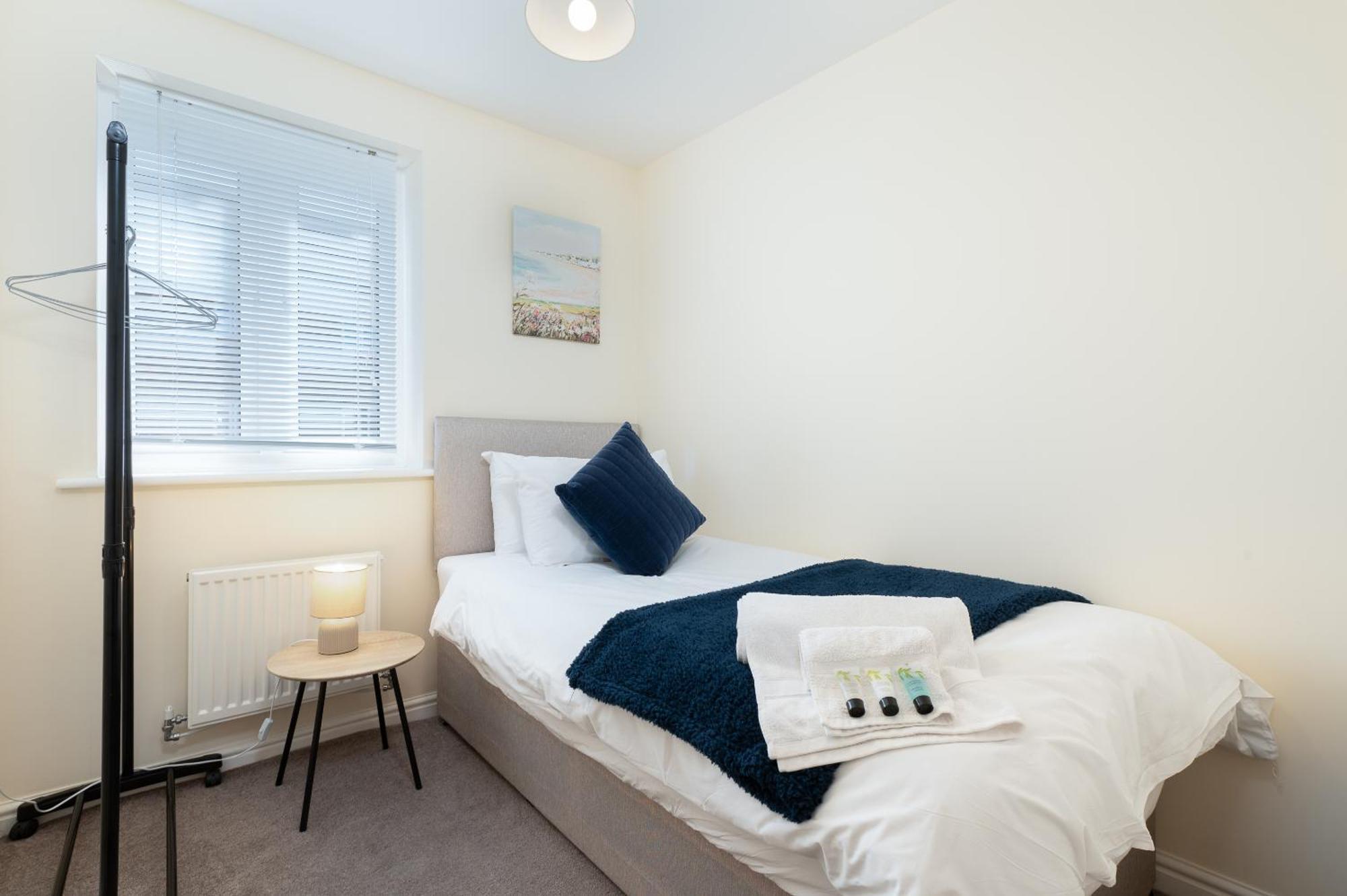 Spacious 4 Bedroom, Perfect For Contractors, Families, Private Parking Royal Wootton Bassett Buitenkant foto