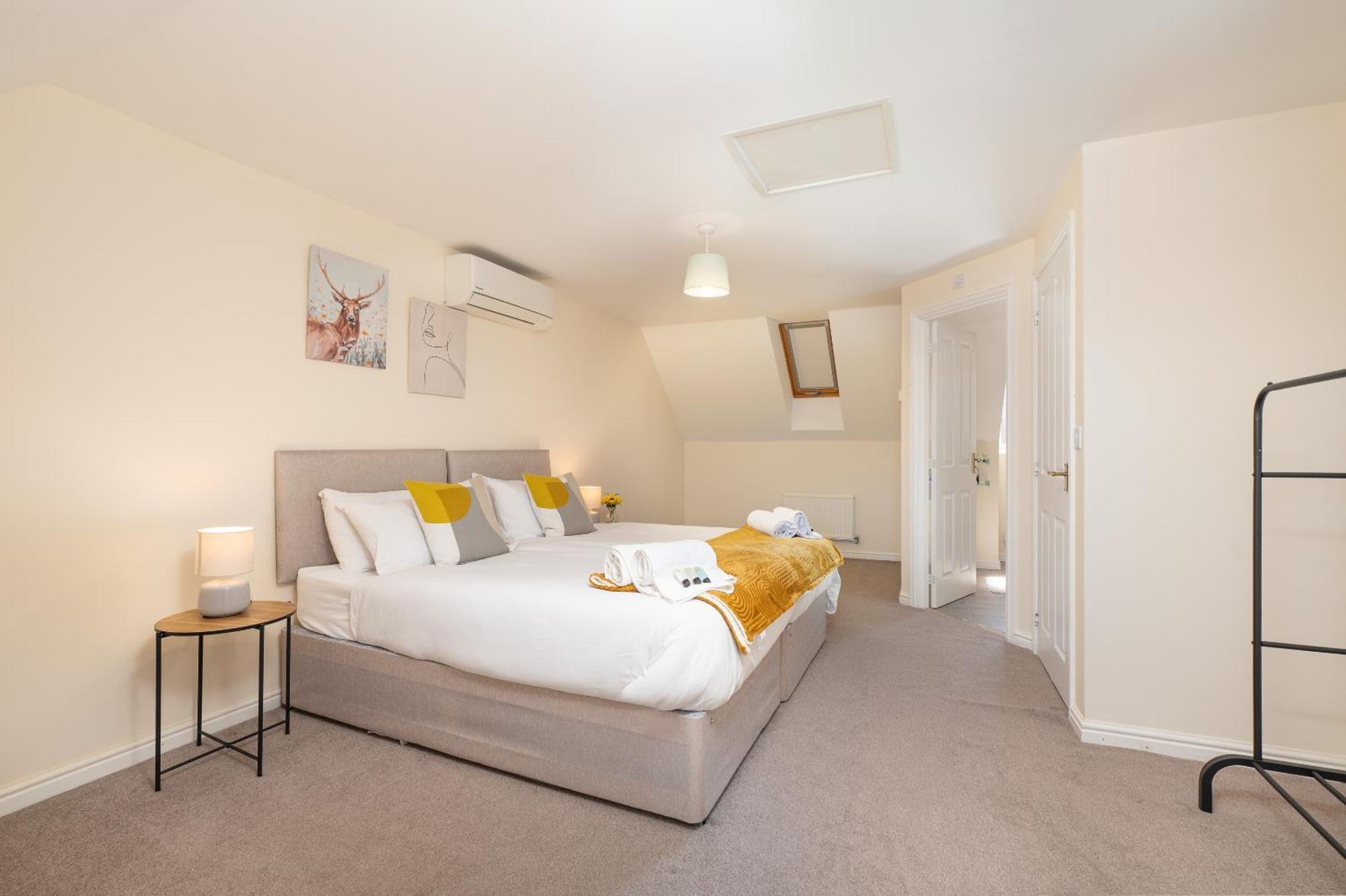 Spacious 4 Bedroom, Perfect For Contractors, Families, Private Parking Royal Wootton Bassett Buitenkant foto