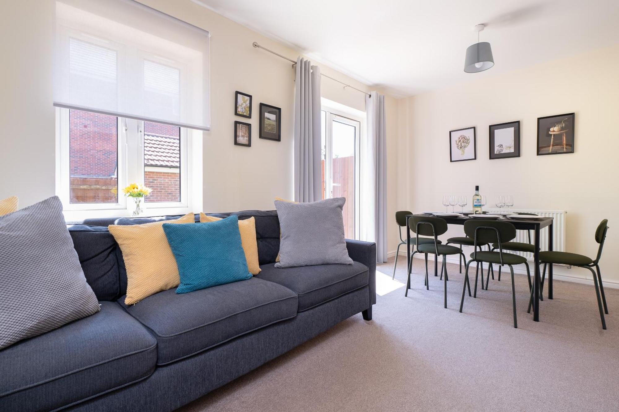 Spacious 4 Bedroom, Perfect For Contractors, Families, Private Parking Royal Wootton Bassett Buitenkant foto