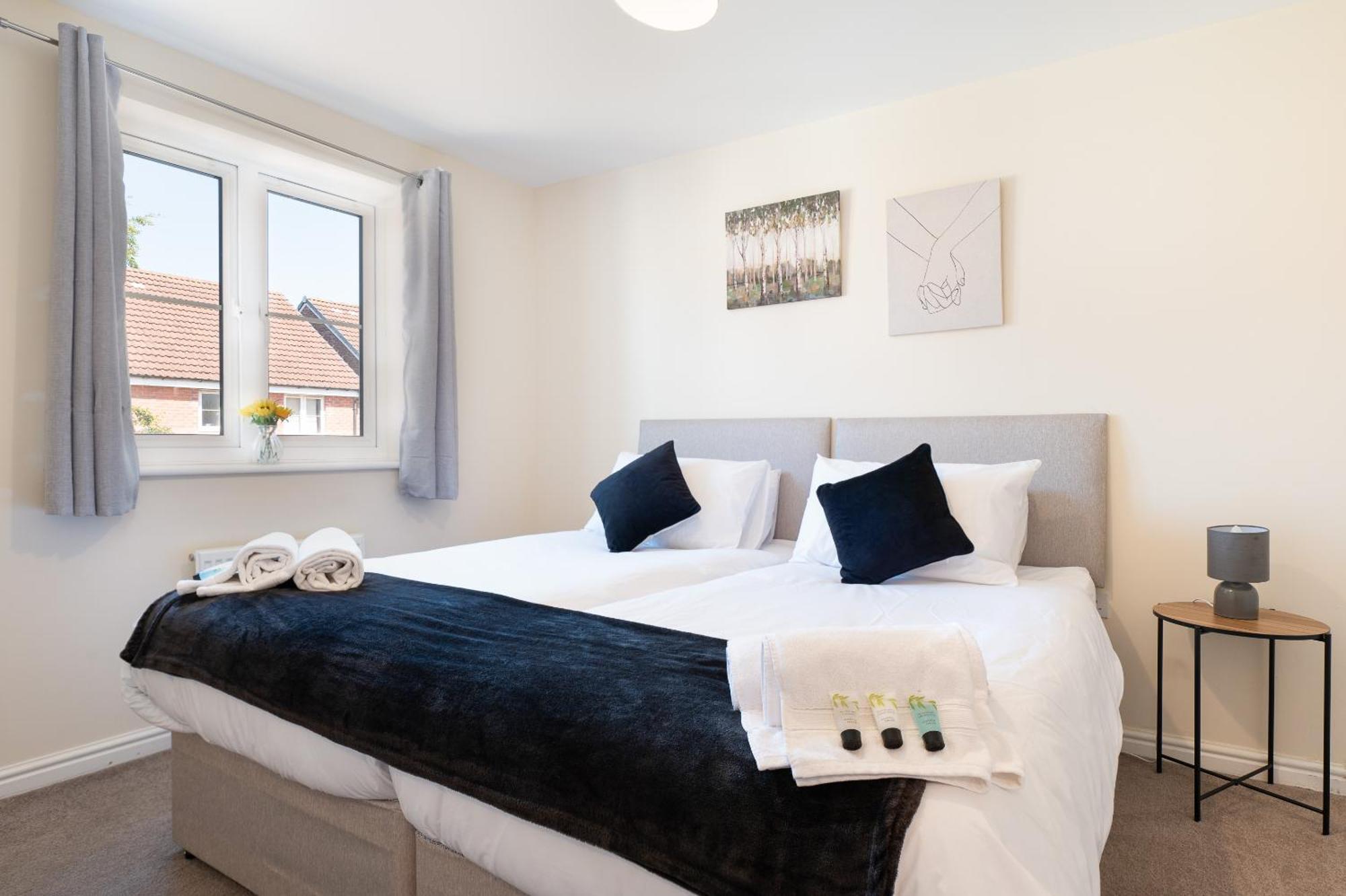 Spacious 4 Bedroom, Perfect For Contractors, Families, Private Parking Royal Wootton Bassett Buitenkant foto